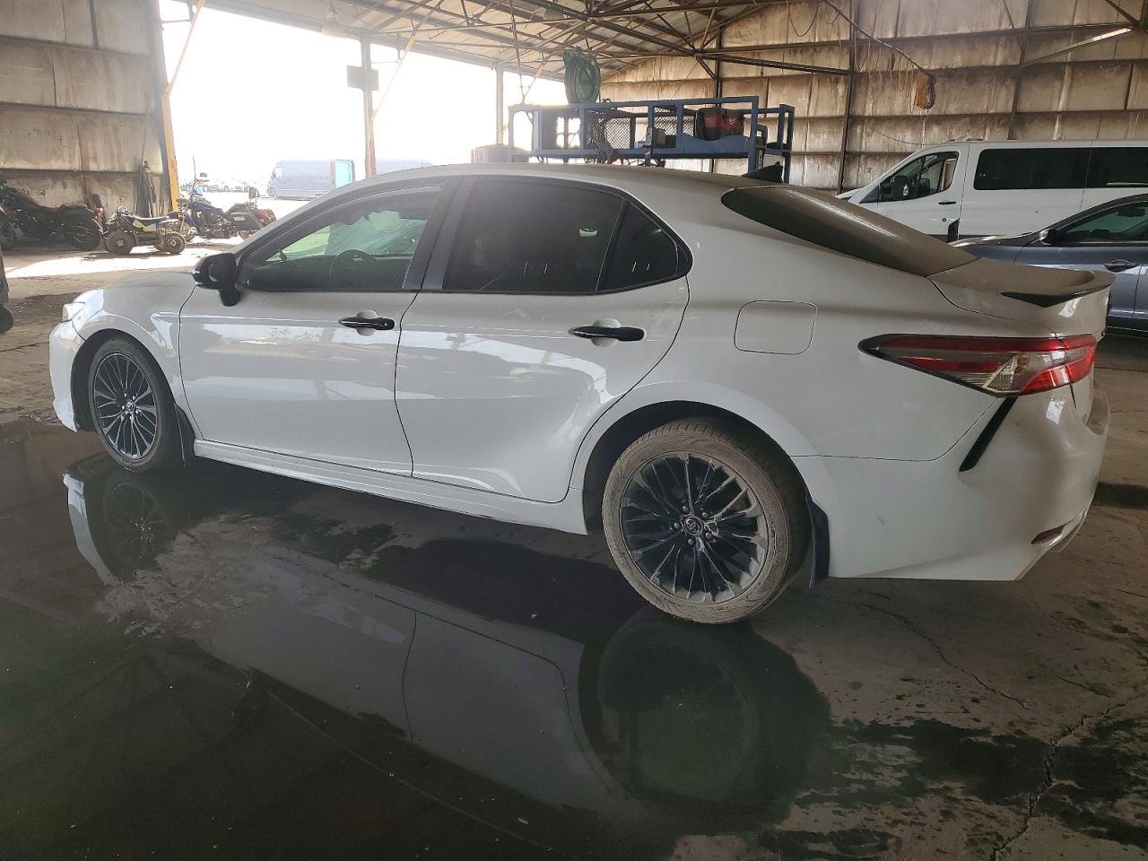2020 Toyota Camry Se - Фото 2