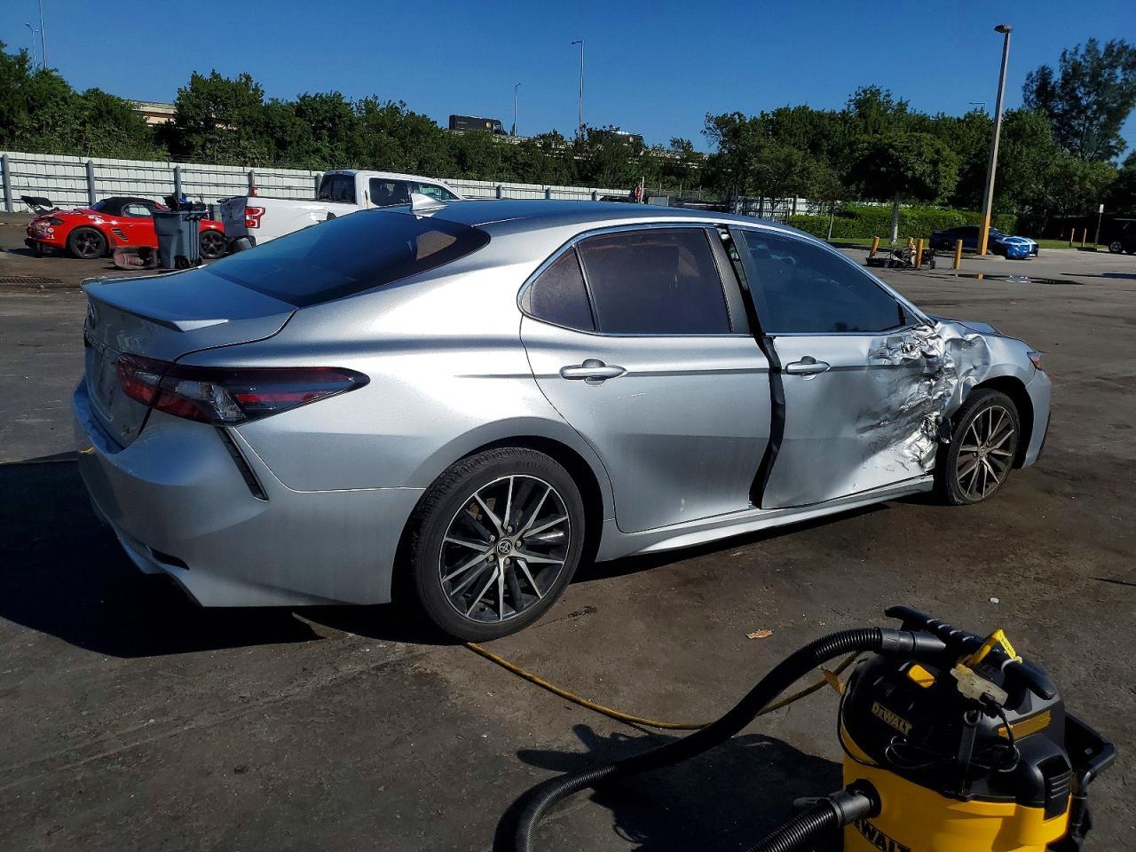 2022 Toyota Camry Se - Image 3