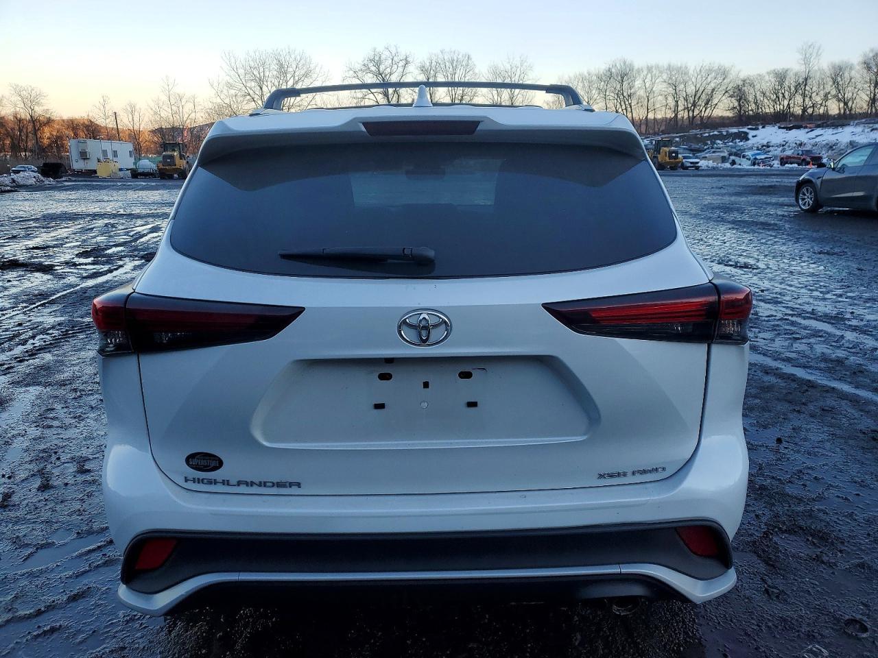 2024 Toyota Highlander Le - Image 6