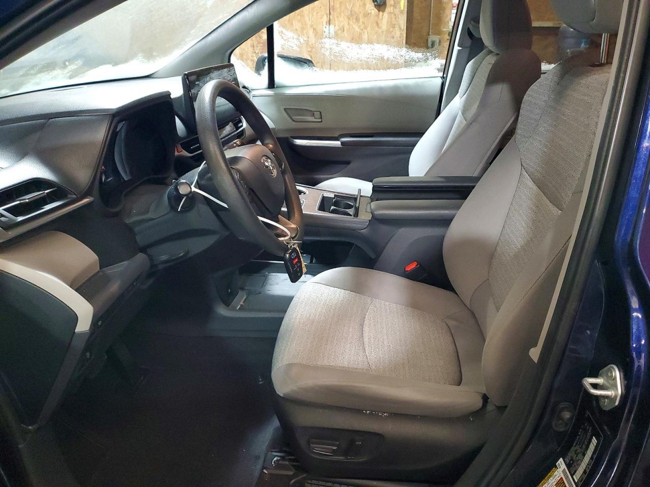 2022 Toyota Sienna Le - Фото 7