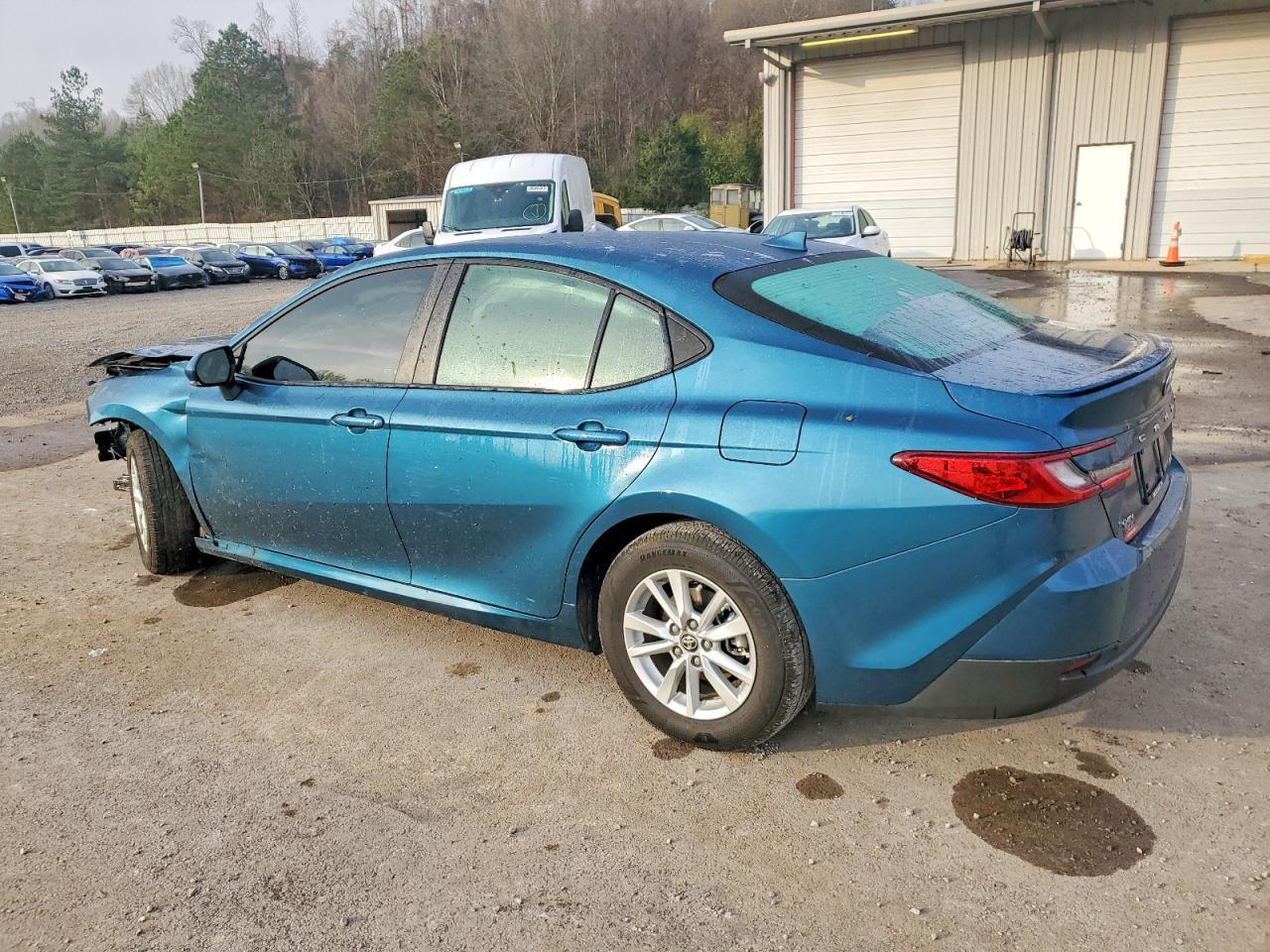 2025 Toyota Camry - Фото 2