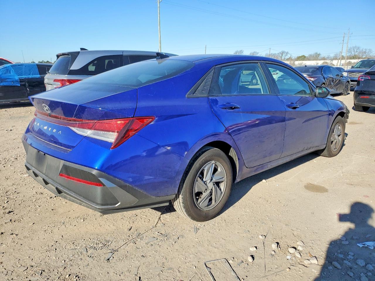 2025 Hyundai Elantra Se - Image 3