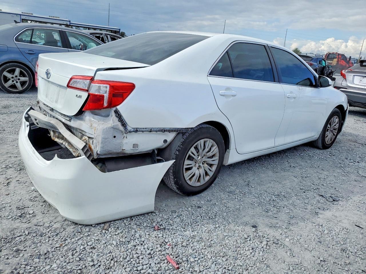 2014 Toyota Camry L - Image 3