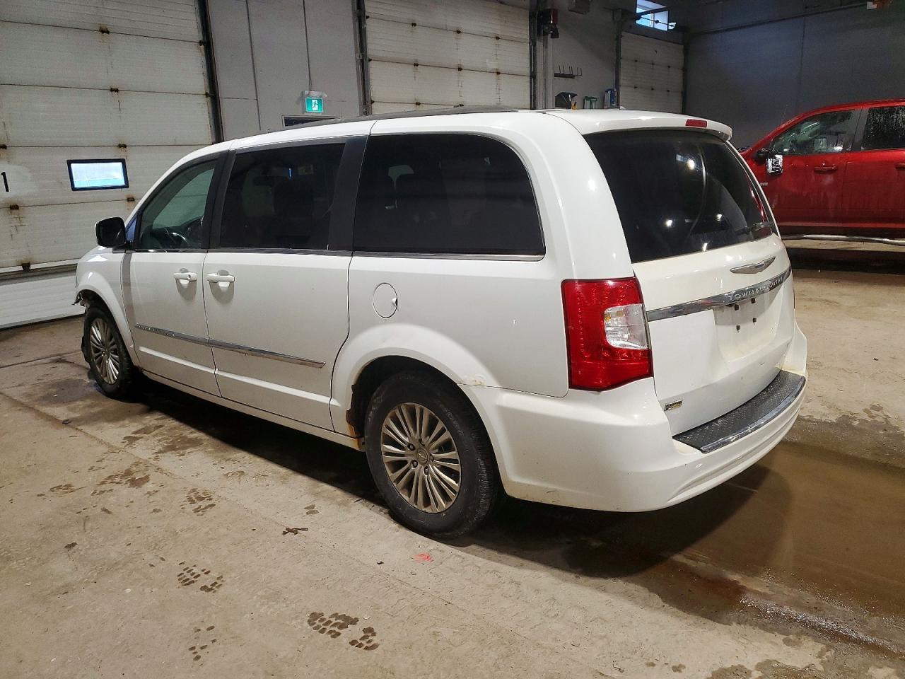2015 Chrysler Town & Country Touring L - Image 2