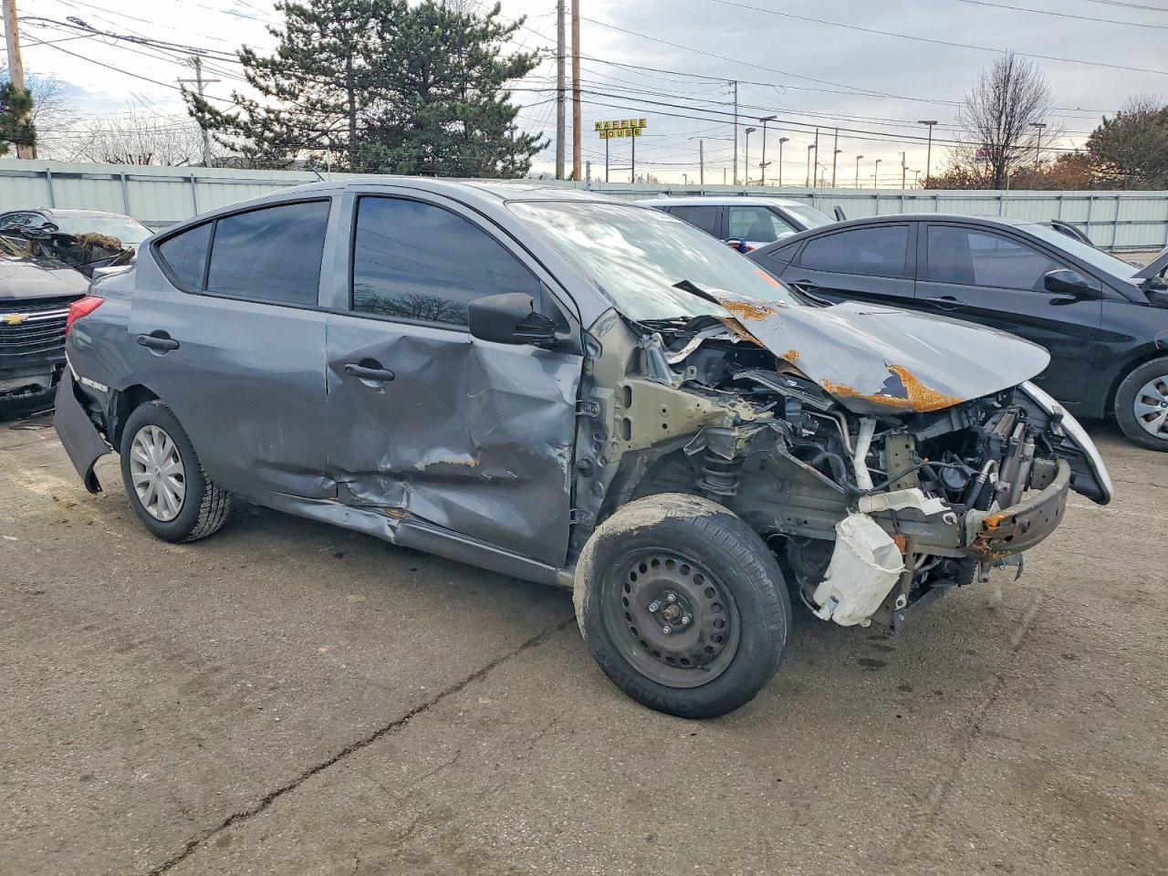 2019 Nissan Versa S - Image 4