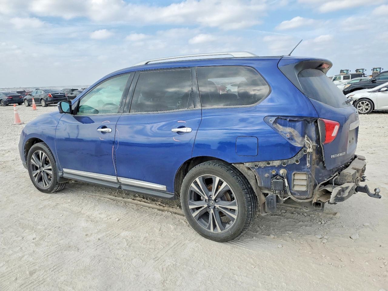 2017 Nissan Pathfinder S - Фото 2