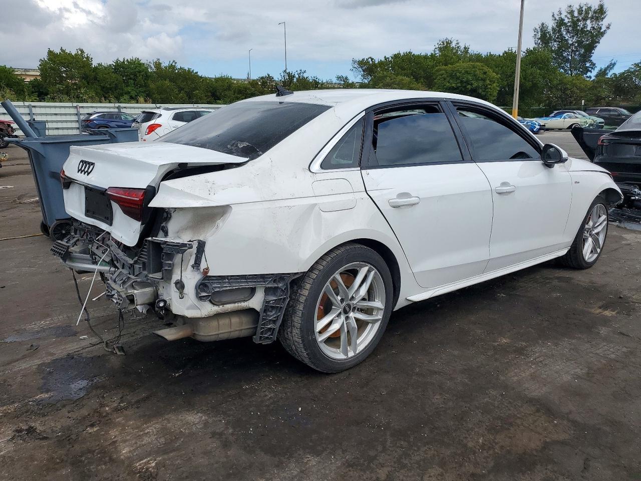 2022 Audi A4 Premium Plus 45 - Фото 3