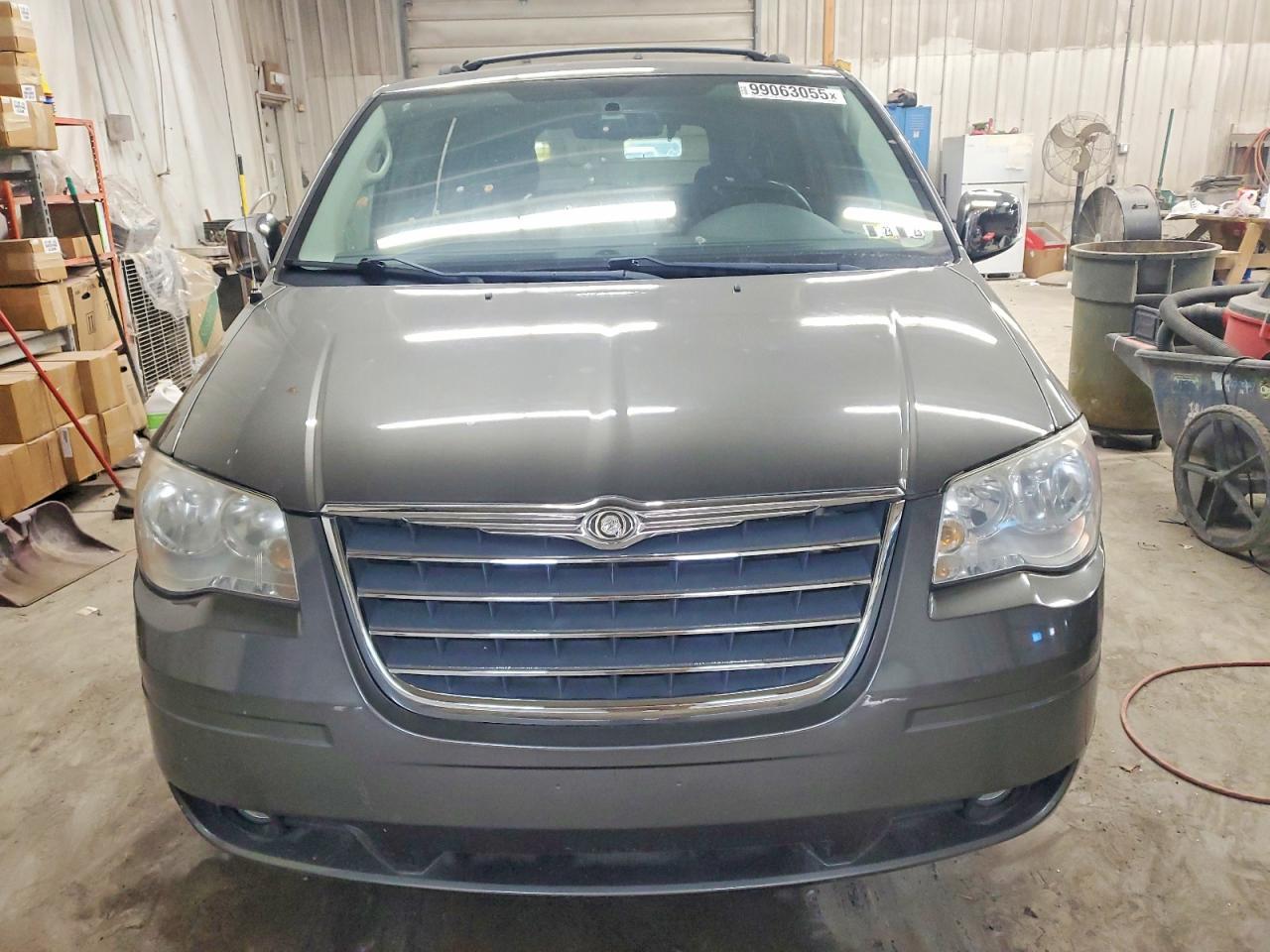 2010 Chrysler Town & Country Touring Plus - Image 5