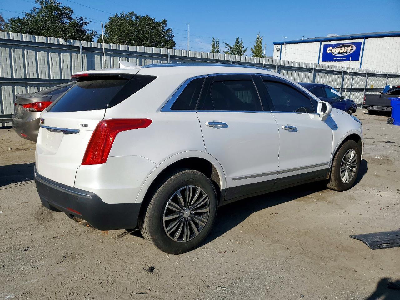 2018 Cadillac Xt5 Luxury - Image 3