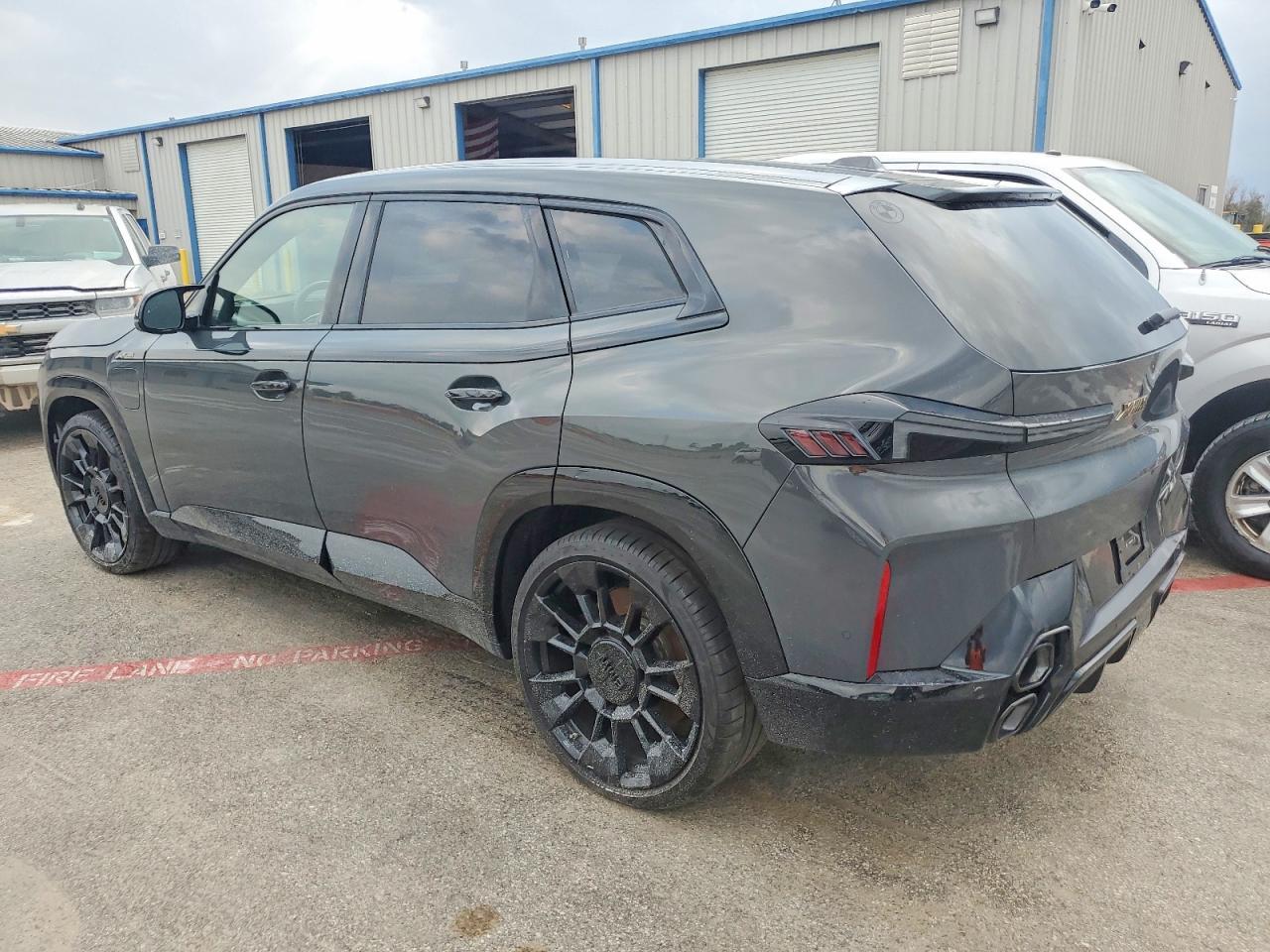 2025 BMW Xm - Фото 2