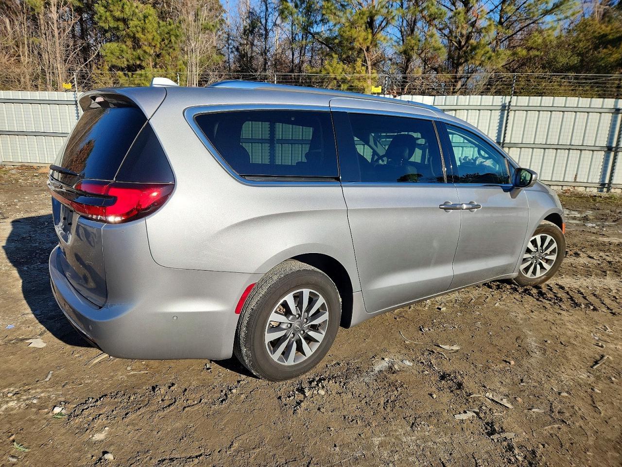 2021 Chrysler Pacifica Touring L - Image 3