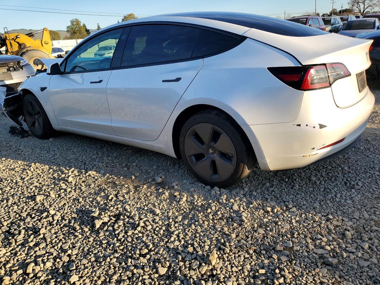 2023 Tesla Model 3 - Фото 2