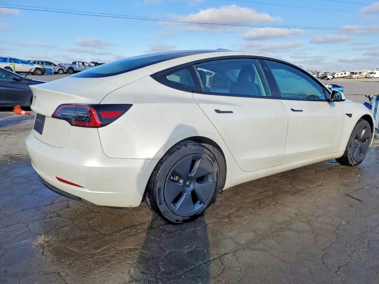 2023 Tesla Model 3 - Фото 3
