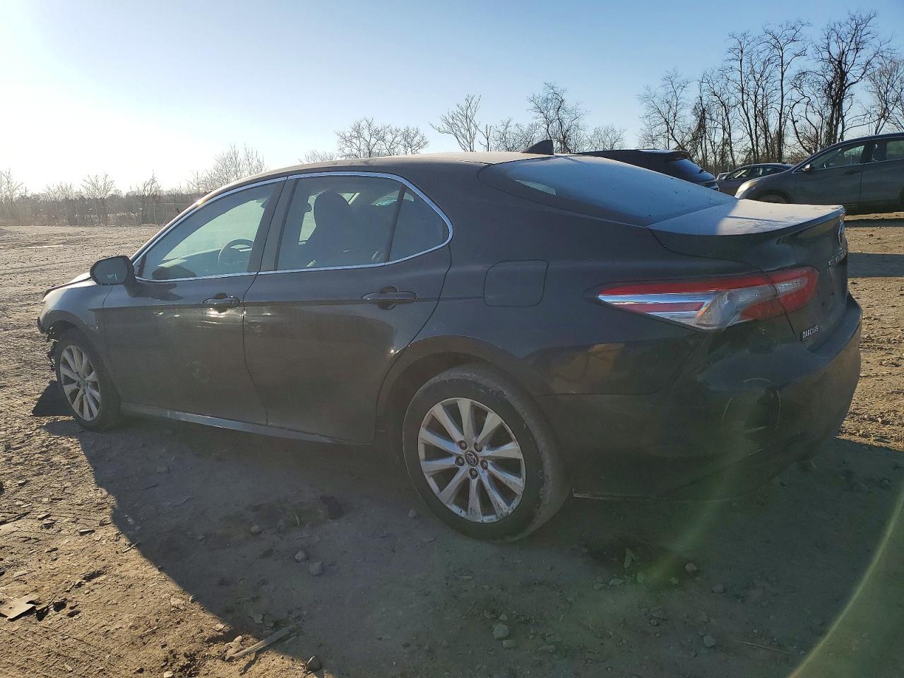 2020 Toyota Camry Le - Фото 2