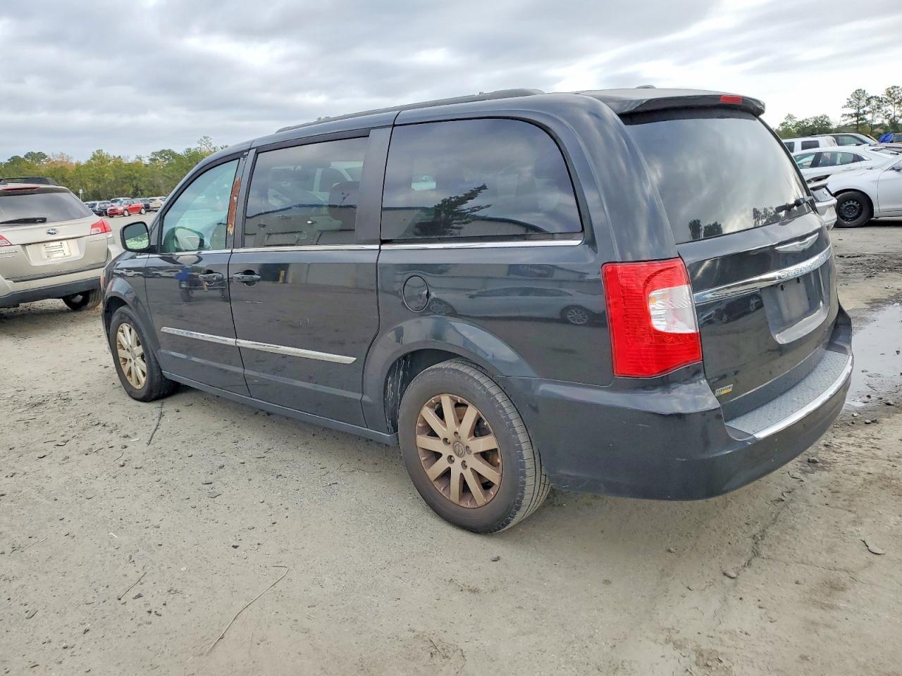 2015 Chrysler Town & Country Touring - Image 2