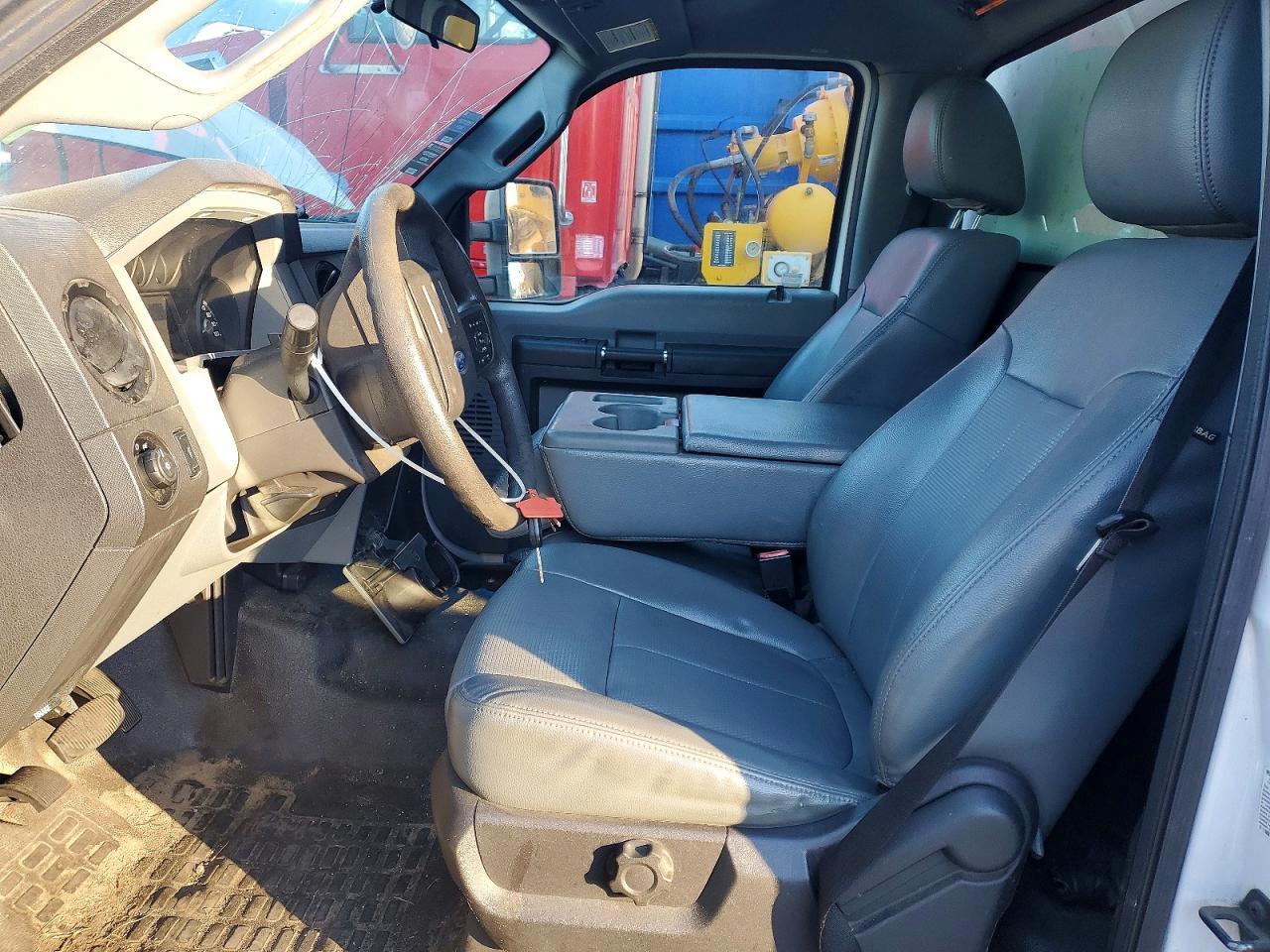 2016 Ford F550 Super Duty Box Truck - Image 7