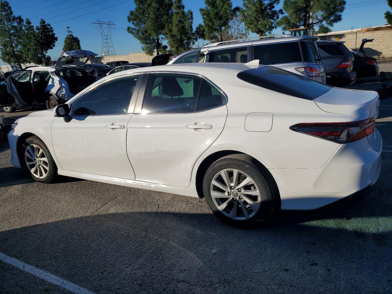 2021 Toyota Camry Le - Фото 2