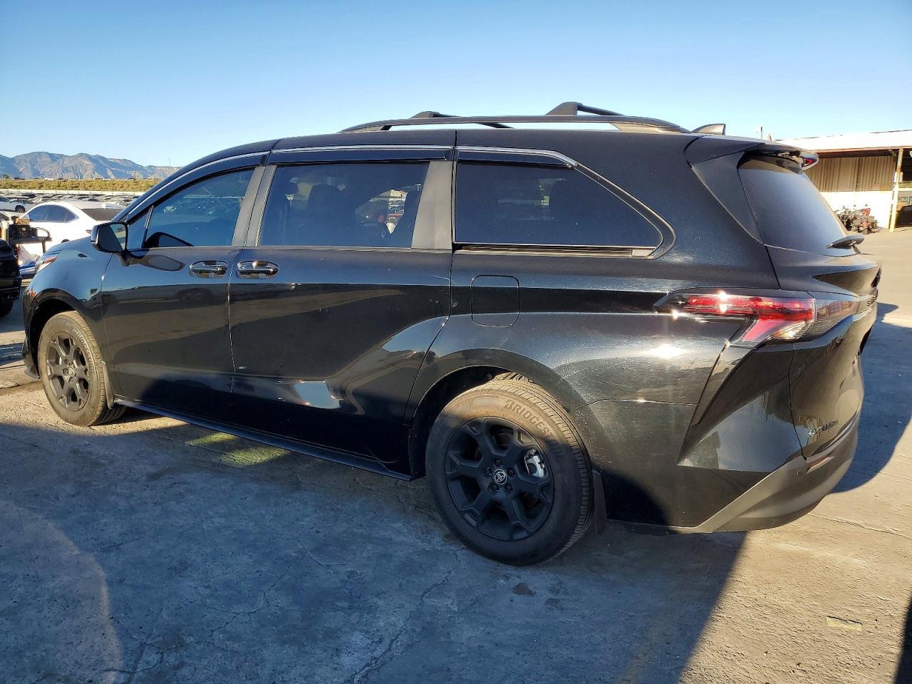 2025 Toyota Sienna Woodland Edition - Фото 2