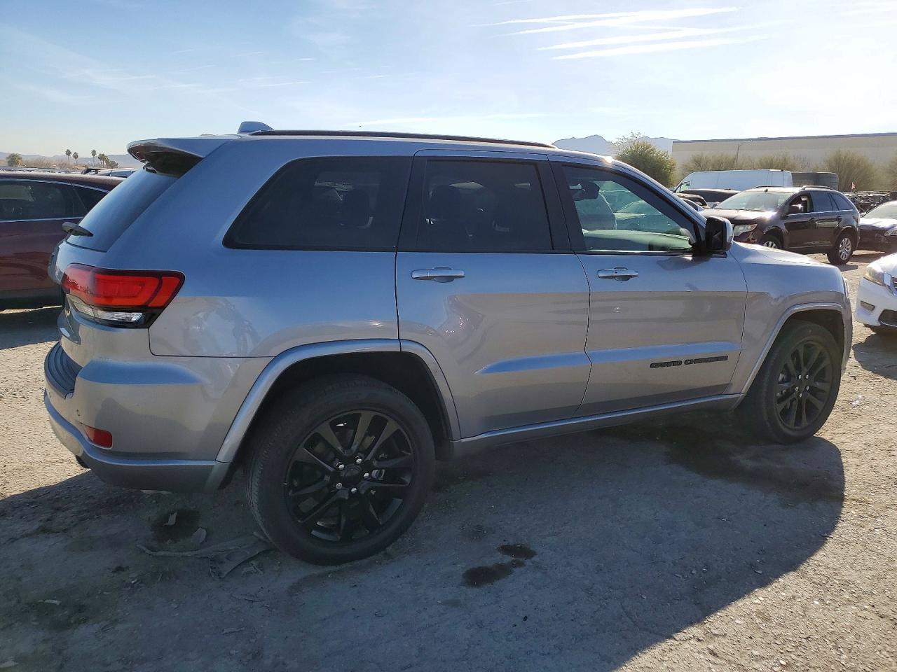 2020 Jeep Grand Cherokee Laredo - Image 3