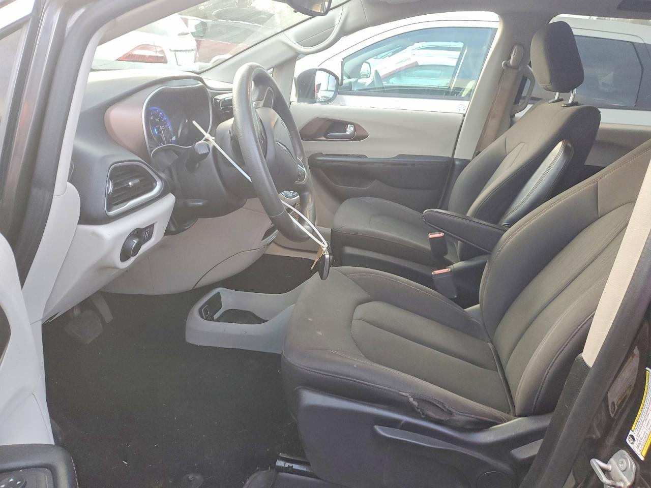 2017 Chrysler Pacifica - Image 7