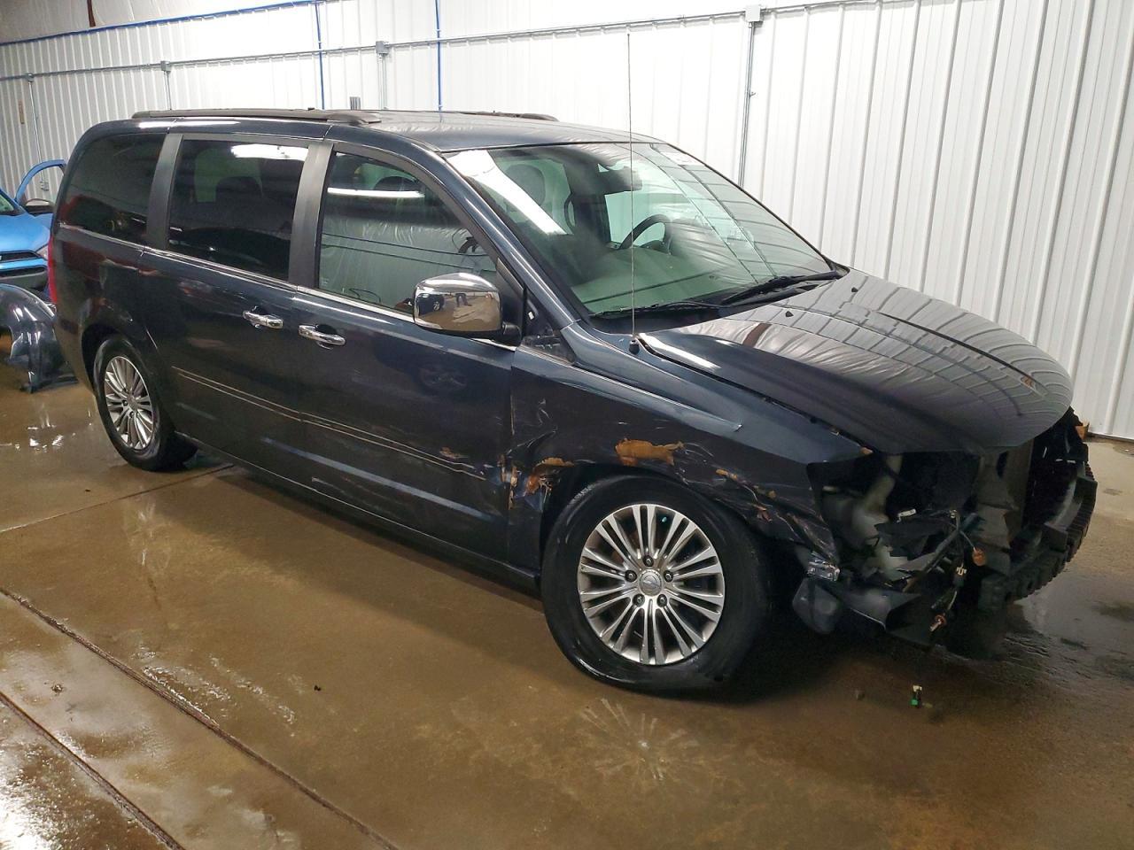 2014 Chrysler Town & Country Touring L - Image 4
