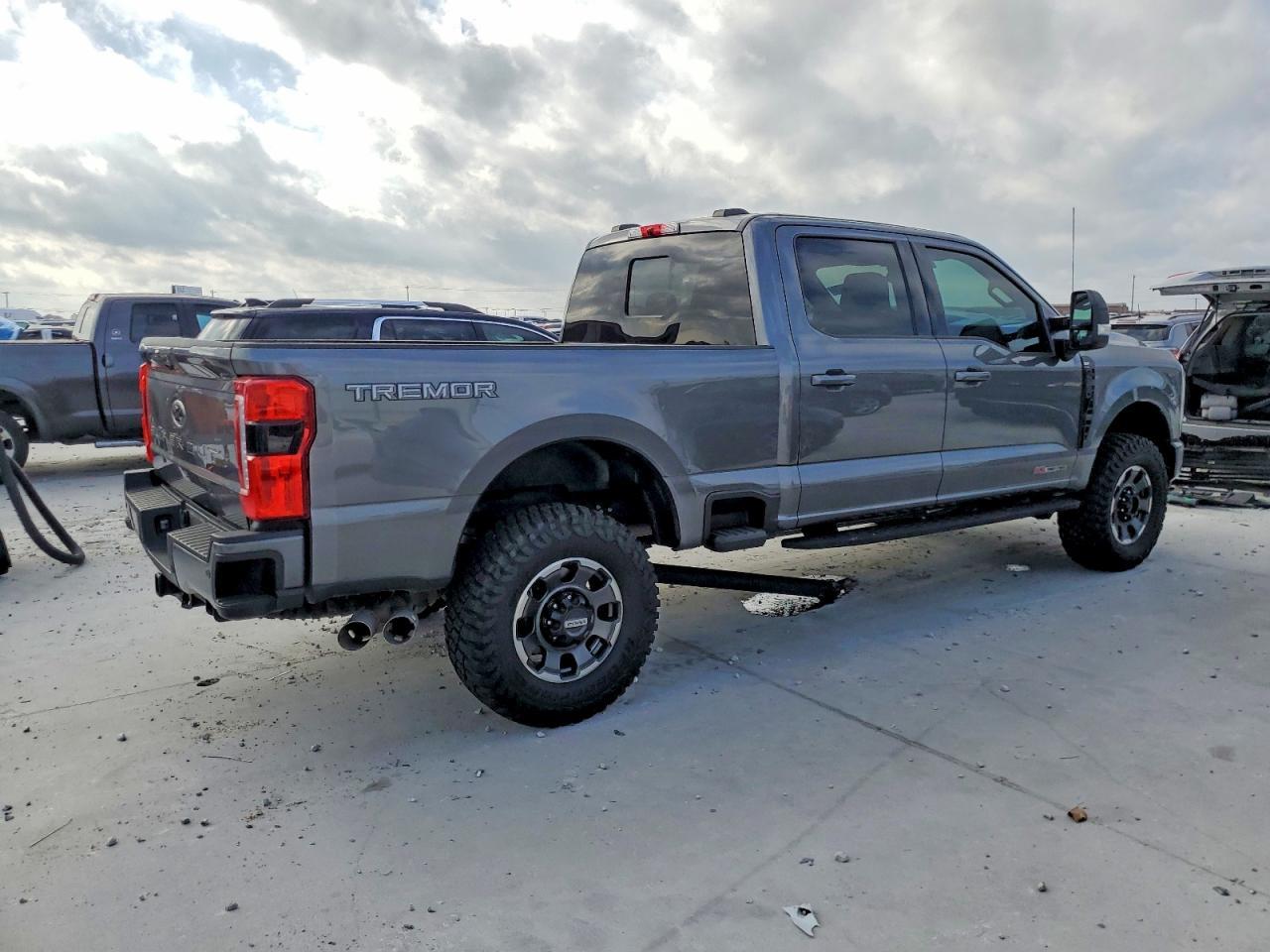 2023 Ford F250 Super Duty - Фото 3