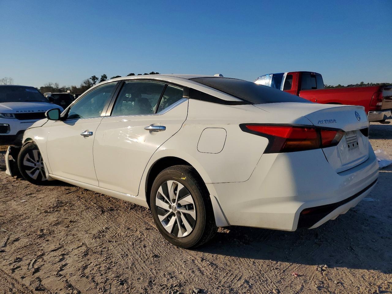 2020 Nissan Altima S - Фото 2