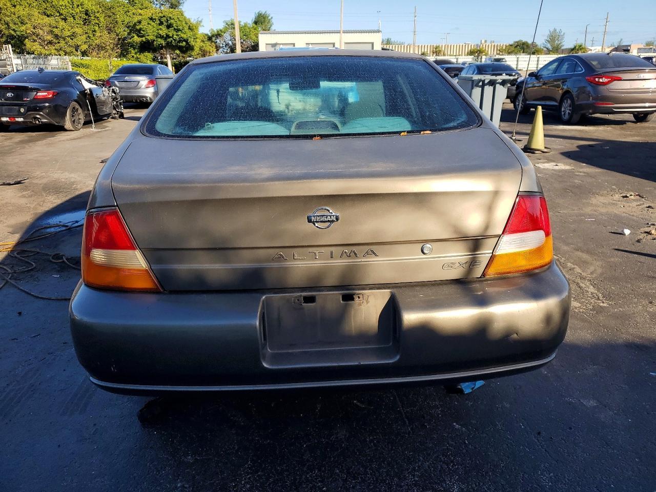 1999 Nissan Altima Xe - Фото 6