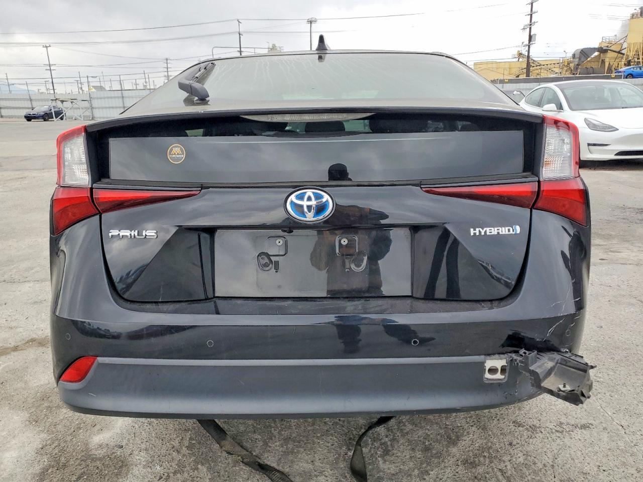 2020 Toyota Prius L - Image 6