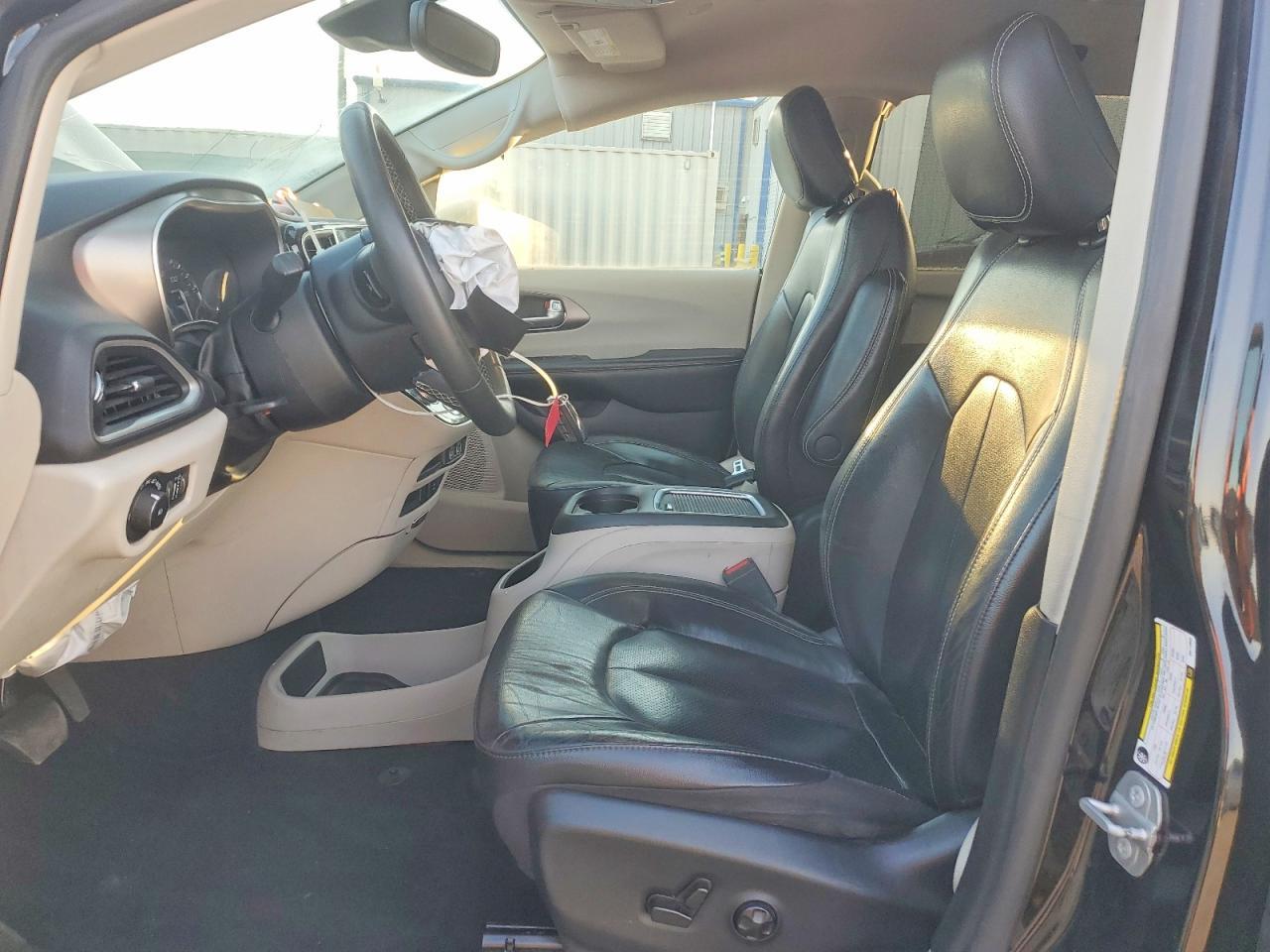 2022 Chrysler Pacifica Touring L - Image 7