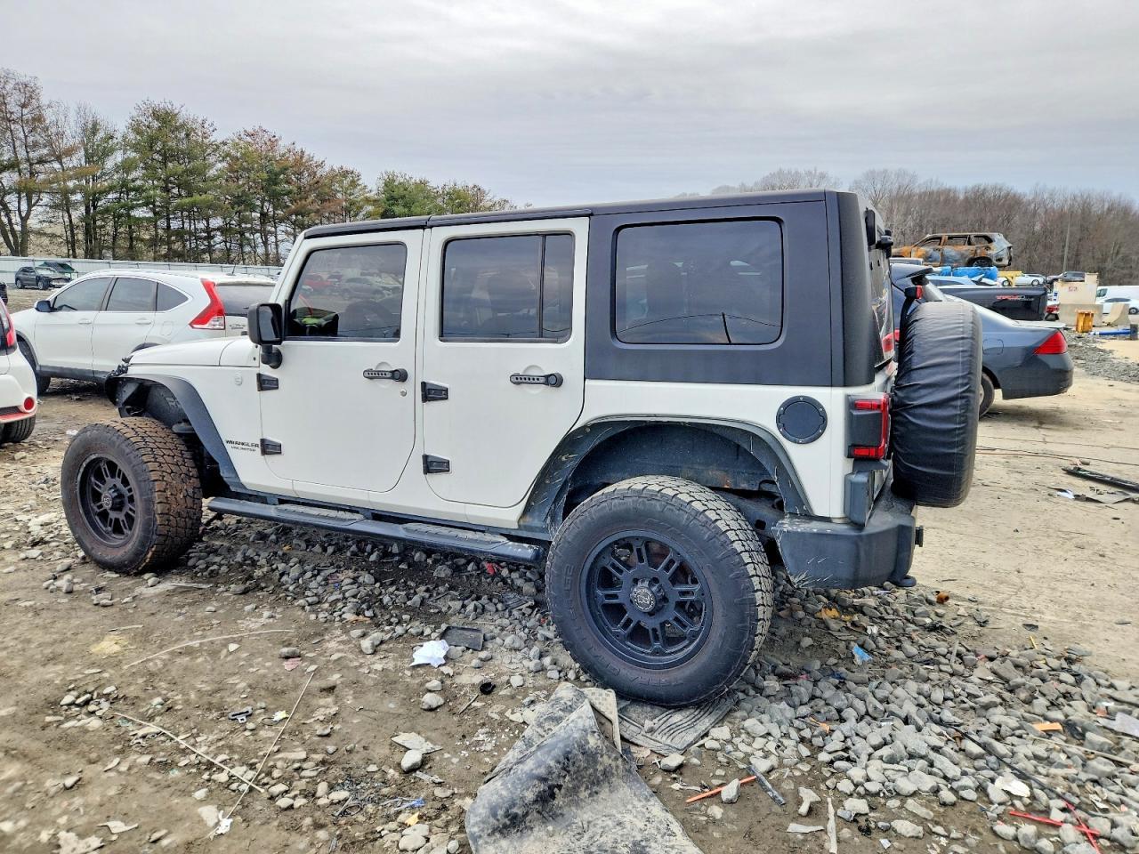 2010 Jeep Wrangler Unlimited Sahara - Image 2