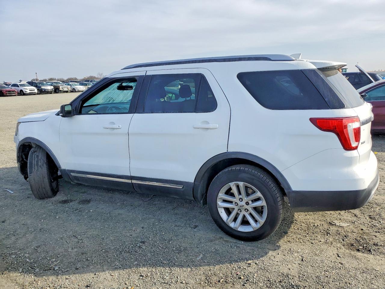 2016 Ford Explorer Xlt - Image 2
