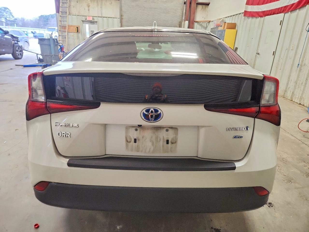 2020 Toyota Prius L Eco - Image 6