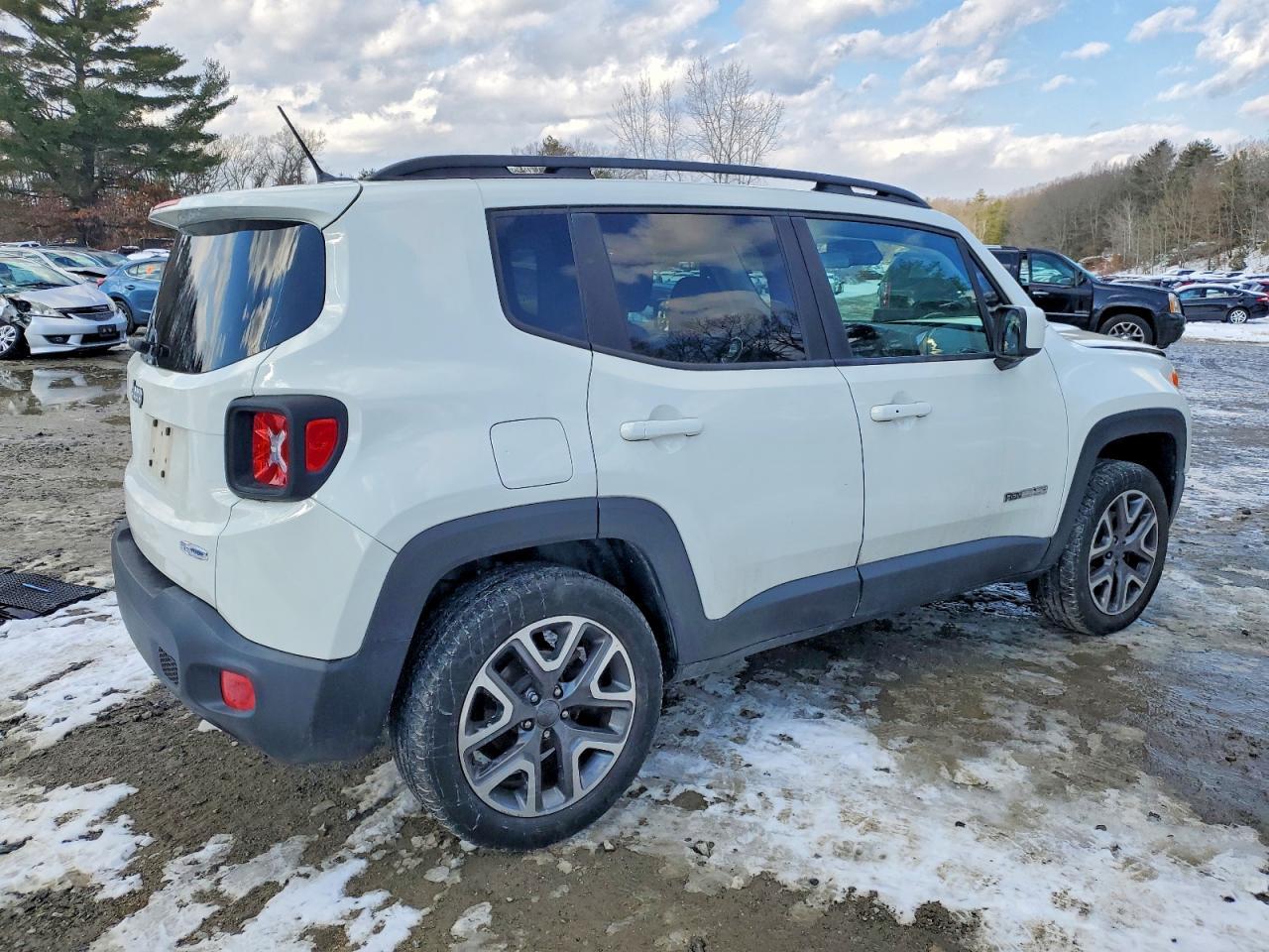 2017 Jeep Renegade Latitude - Image 3