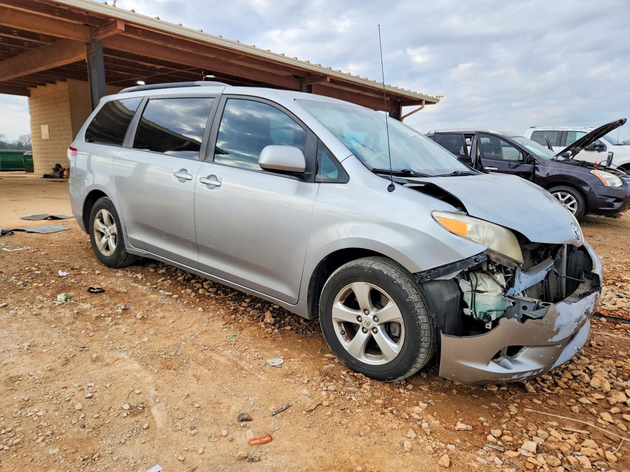 2011 Toyota Sienna Le - Фото 4