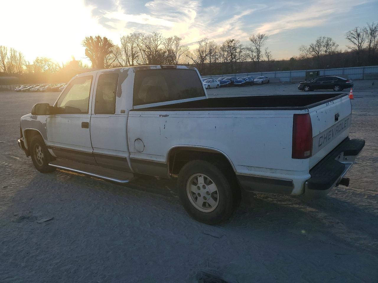 1994 Chevrolet Gmt-400 C1500 - Image 2