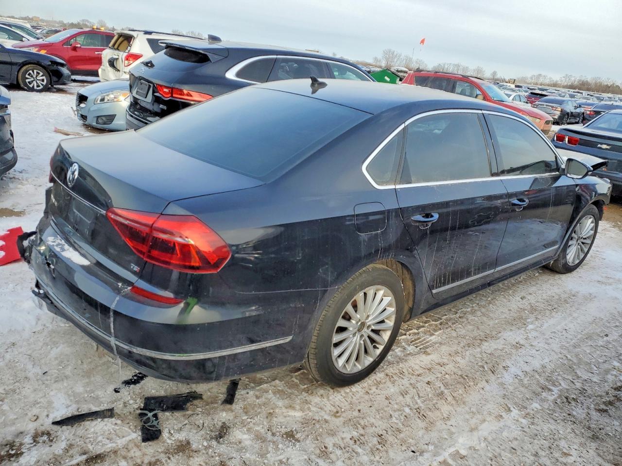 2017 Volkswagen Passat Se - Фото 3