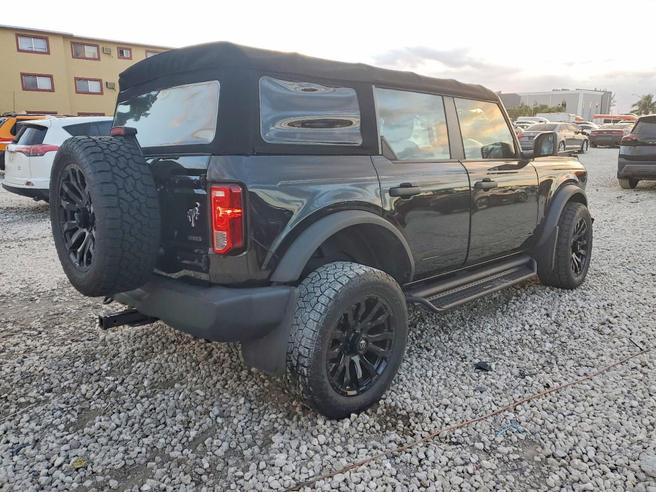 2021 Ford Bronco Base - Фото 3