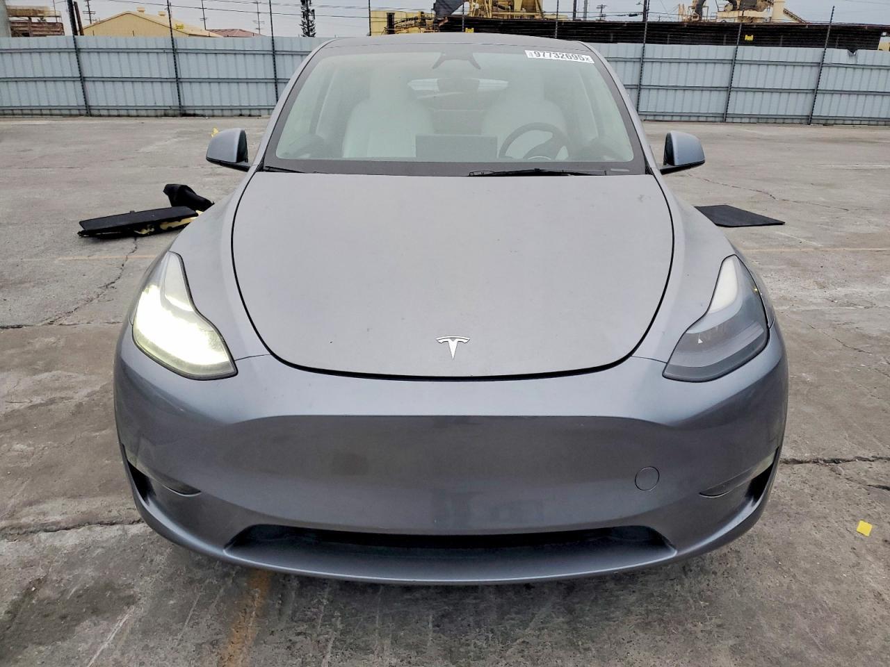 2025 Tesla Model Y - Фото 5