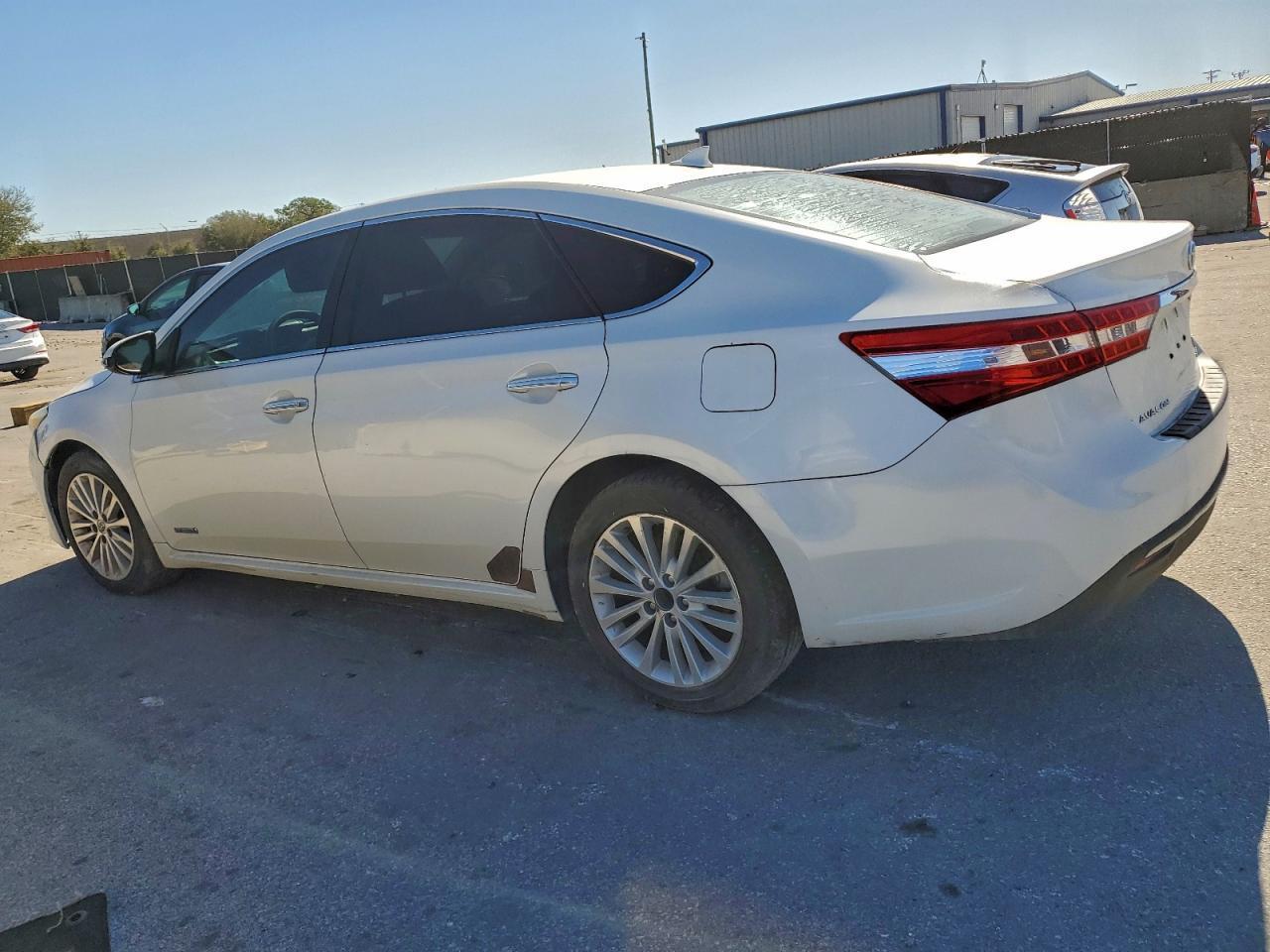 2014 Toyota Avalon Hybrid - Image 2