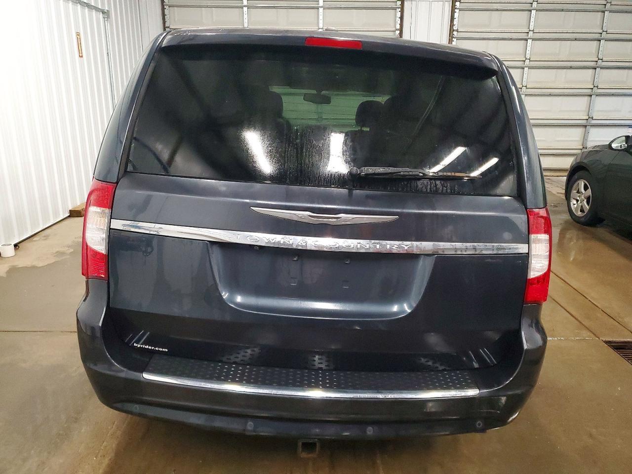 2014 Chrysler Town & Country Touring L - Image 6