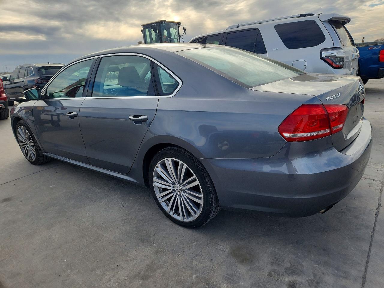 2015 Volkswagen Passat - Image 2