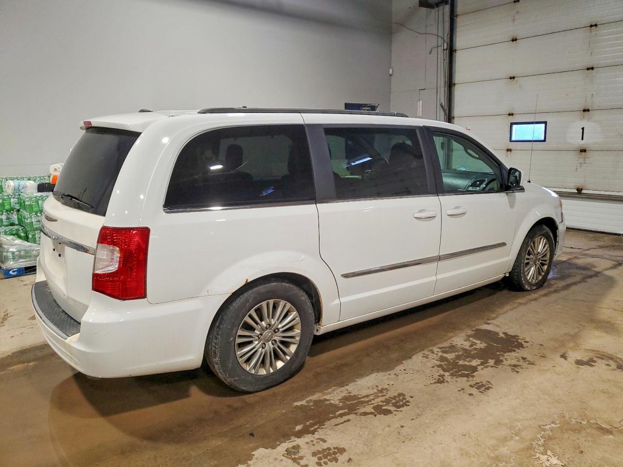 2015 Chrysler Town & Country Touring L - Image 3