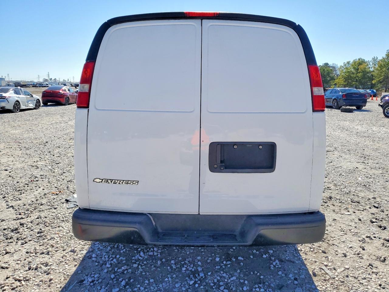 2017 Chev Express Cargo 2500 1 - Фото 6