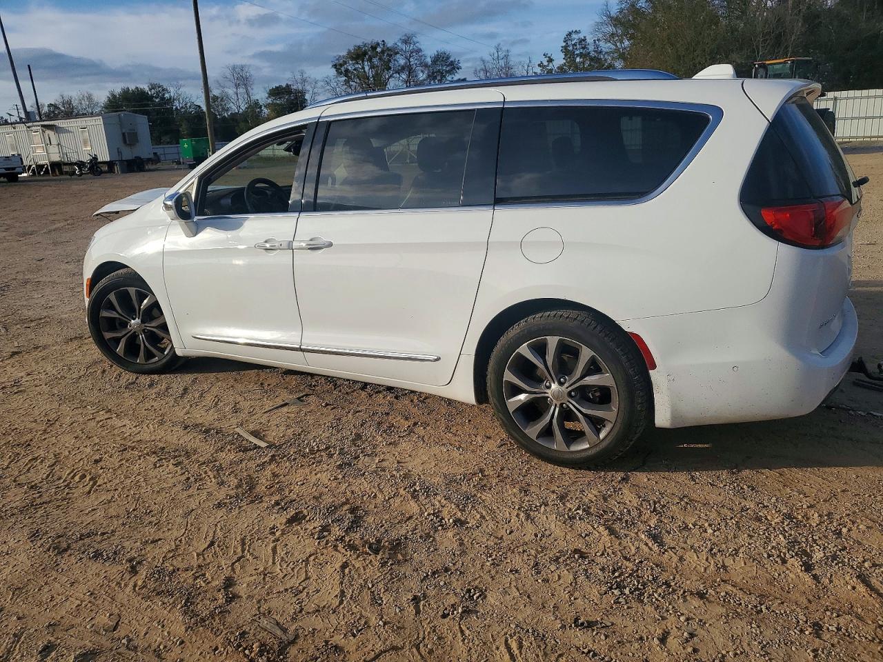 2017 Chrysler Pacifica Limited - Image 2