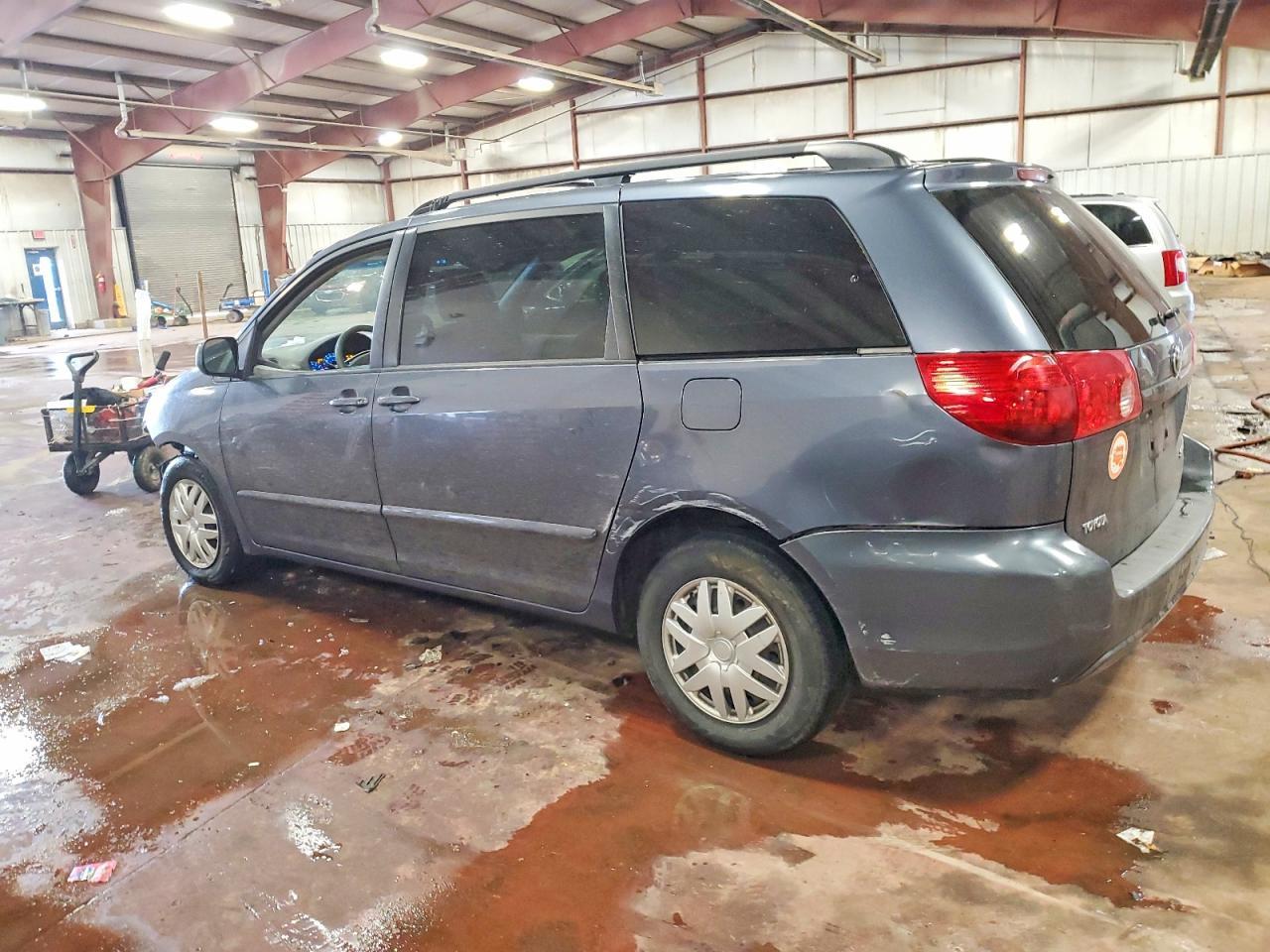 2009 Toyota Sienna Le 8-Passenger - Фото 2