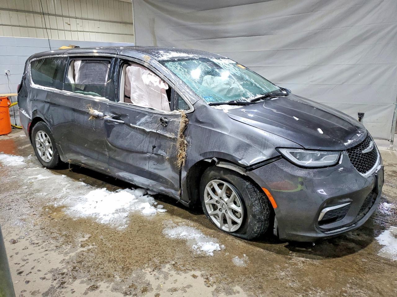 2023 Chrysler Pacifica Touring L - Image 4