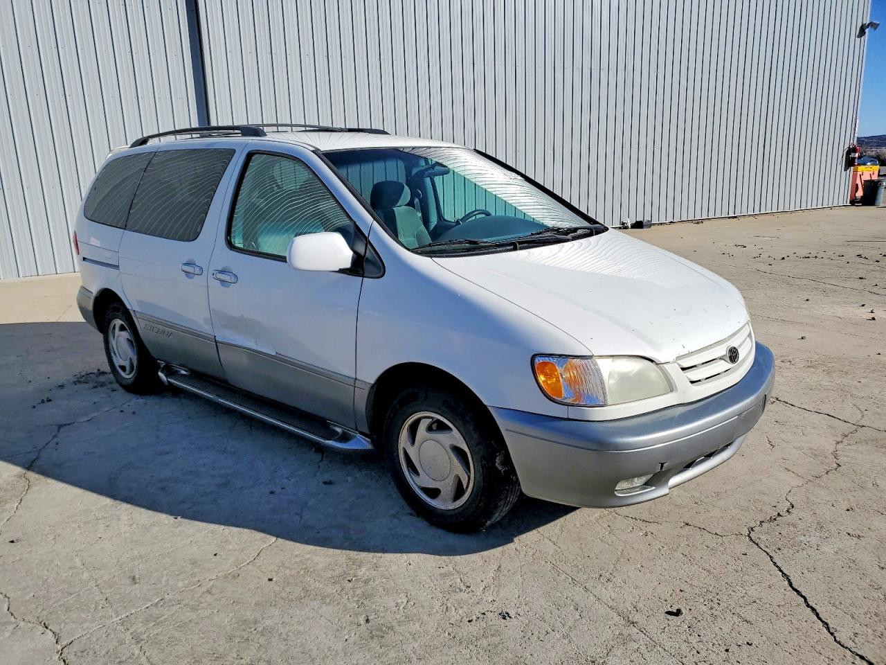 2001 Toyota Sienna Le - Image 4