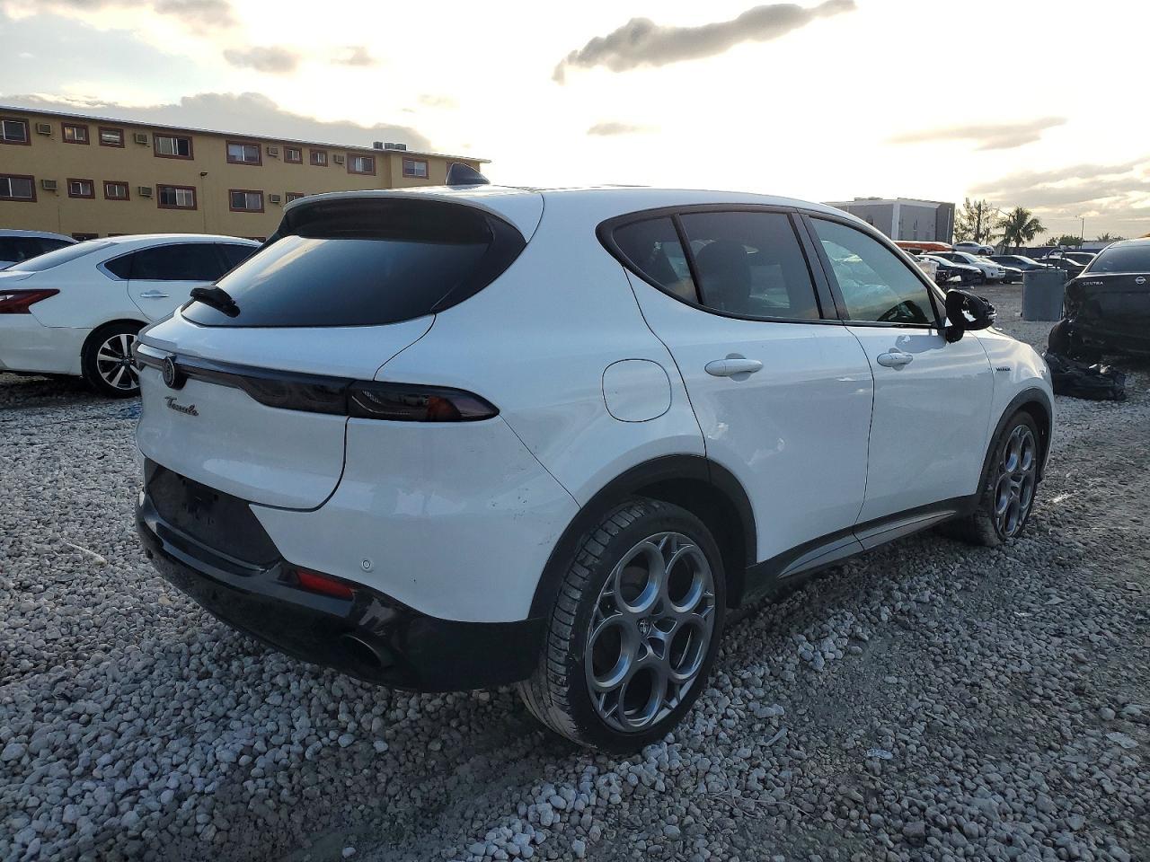 2024 Alfa Romeo Tonale Veloce - Image 3