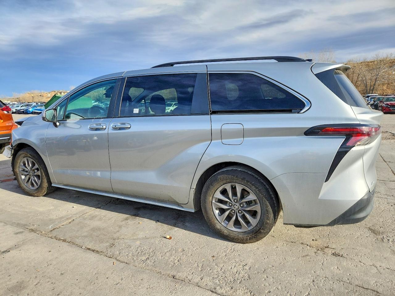 2024 Toyota Sienna Le - Фото 2